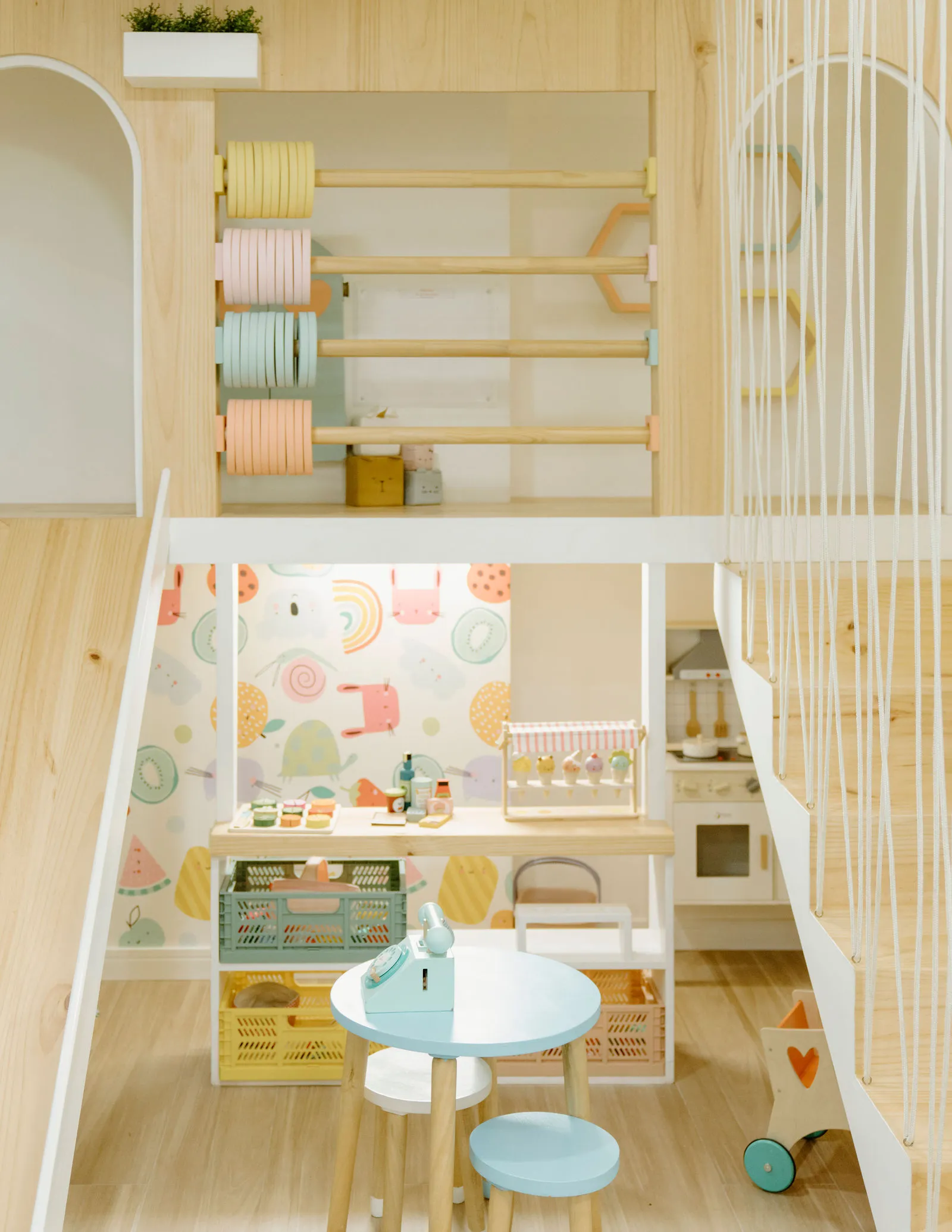 Zona de juego de la clínica, con casita y mesita para los niños